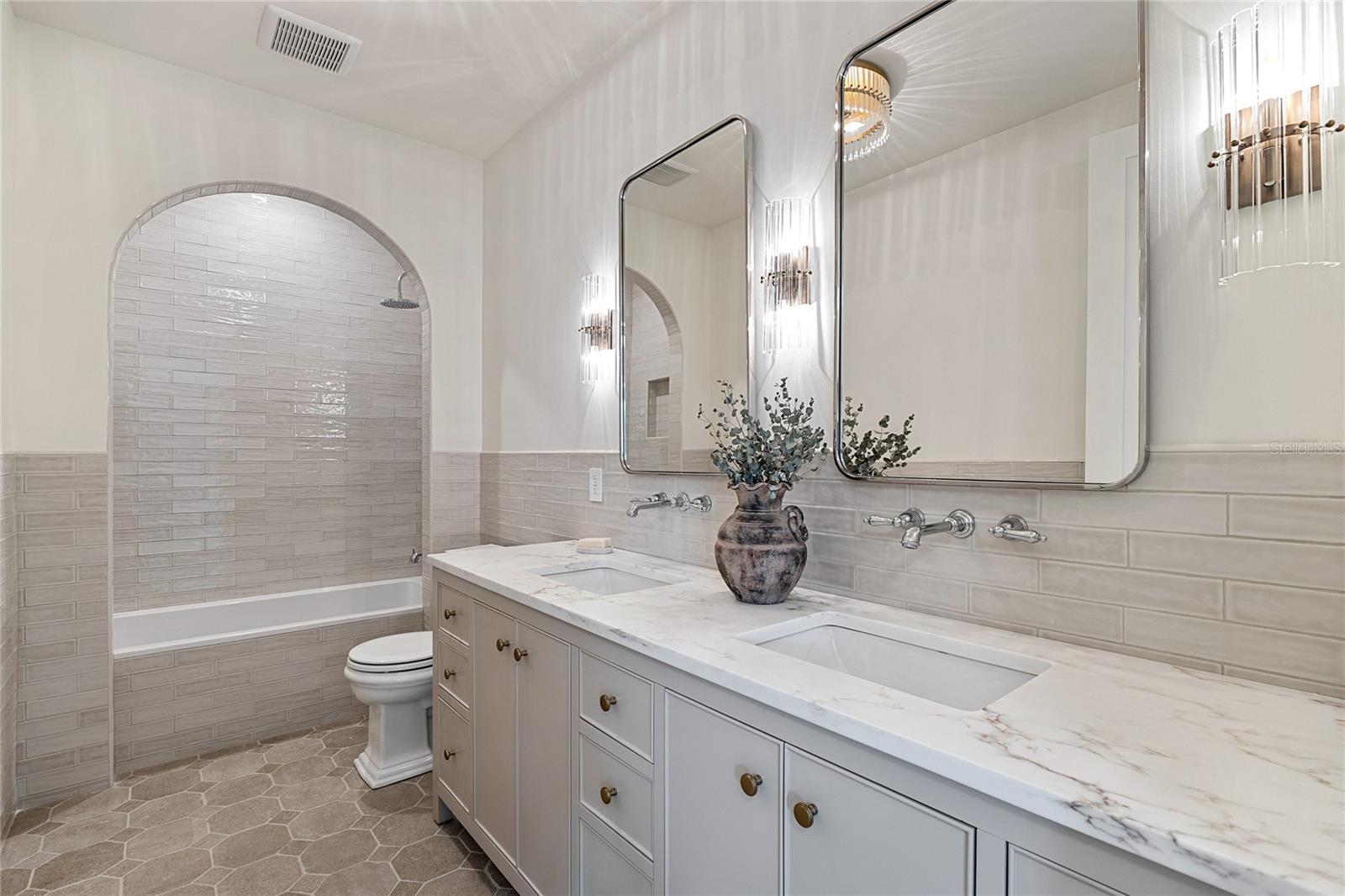 Image 36 of 48 For 706 Amelia Avenue