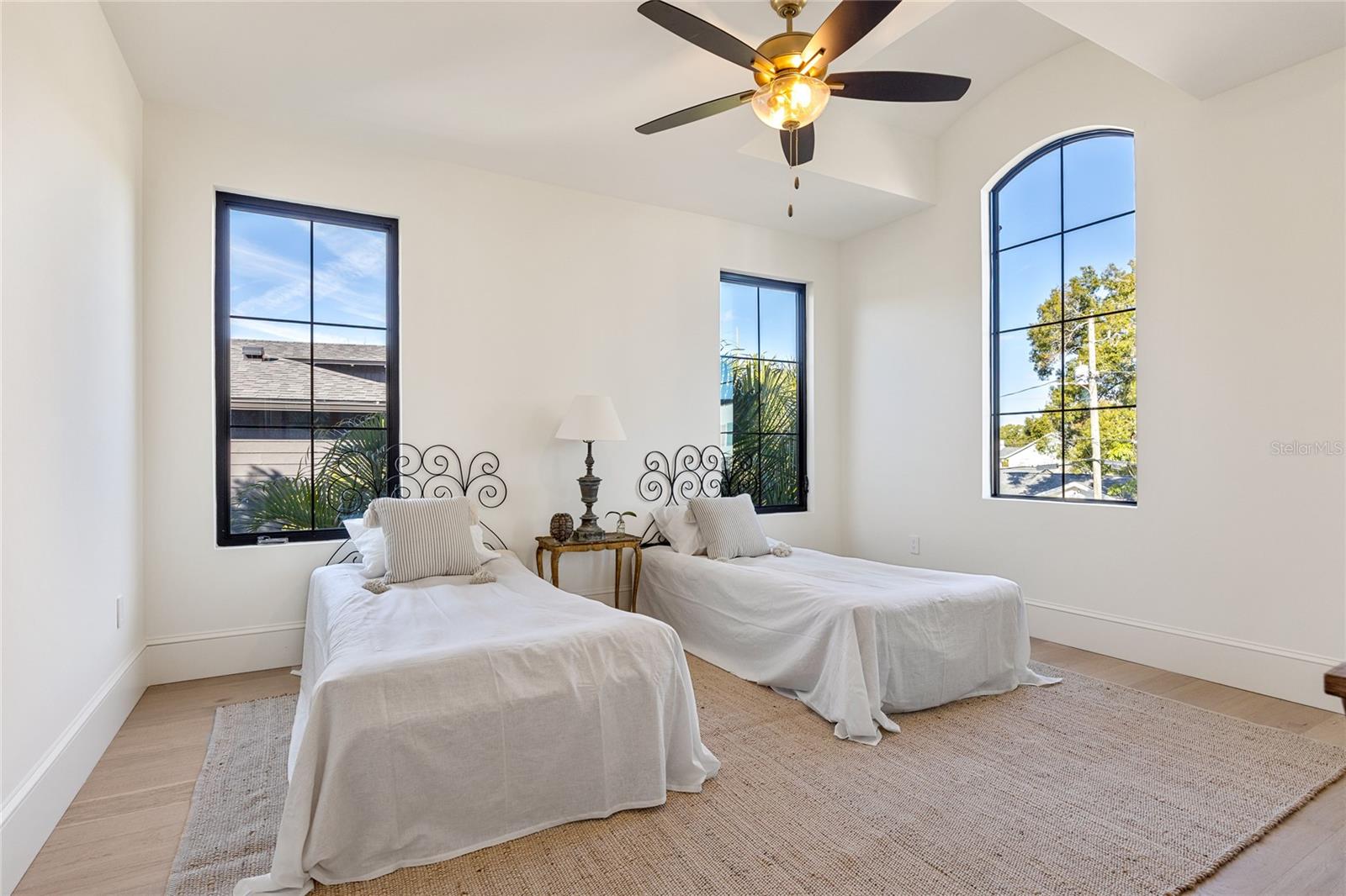 Image 39 of 48 For 706 Amelia Avenue