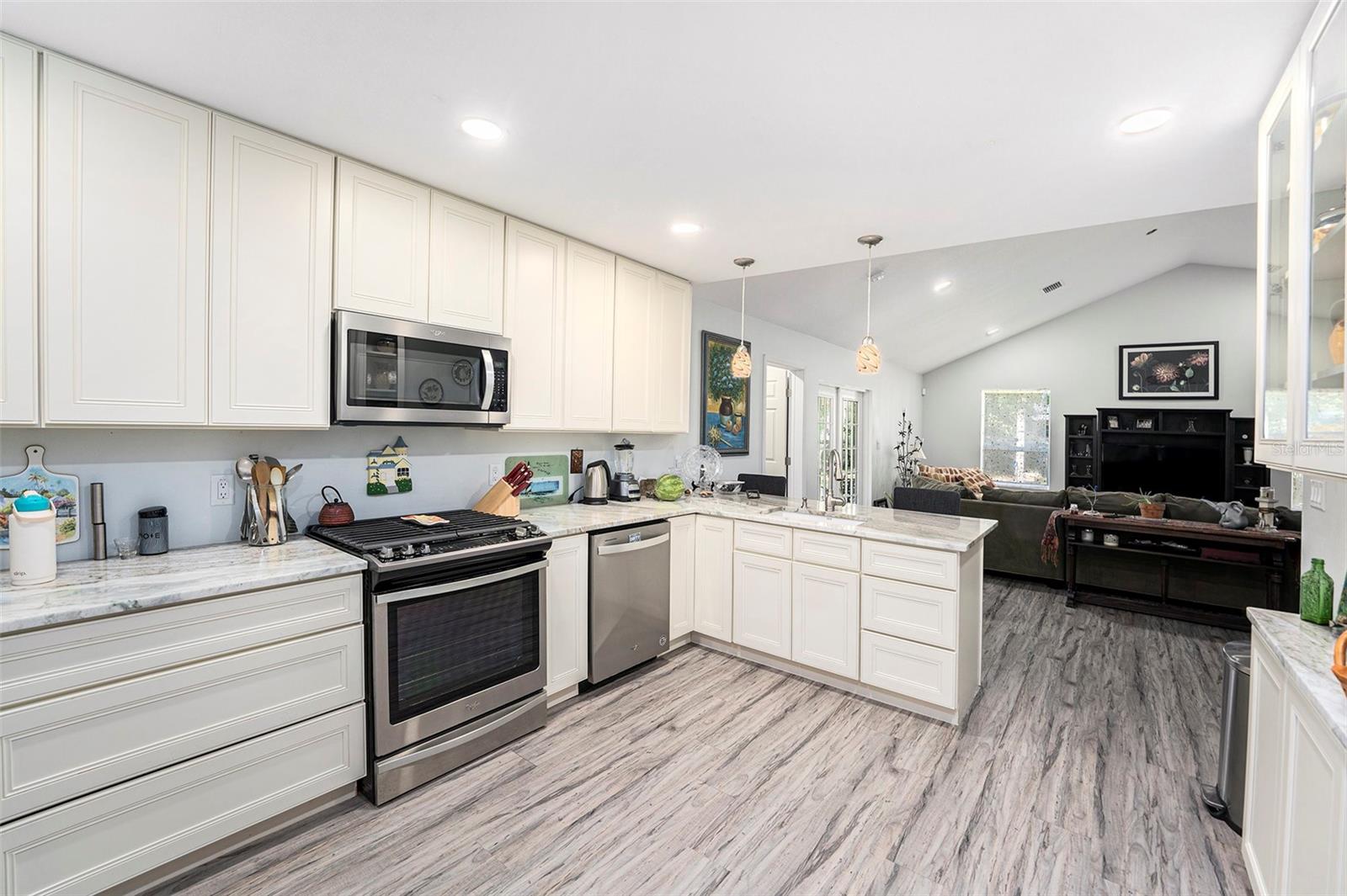 Listing photo id 9 for 516 Crest Avenue