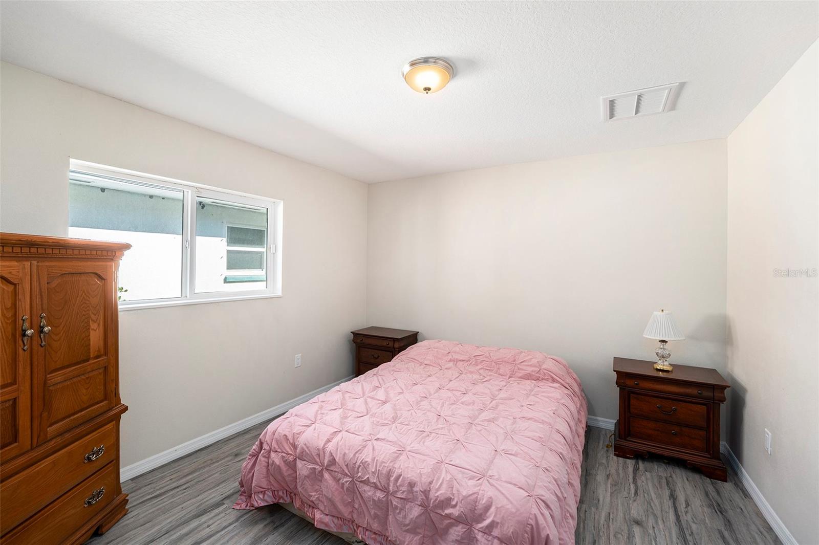 Listing photo id 15 for 516 Crest Avenue