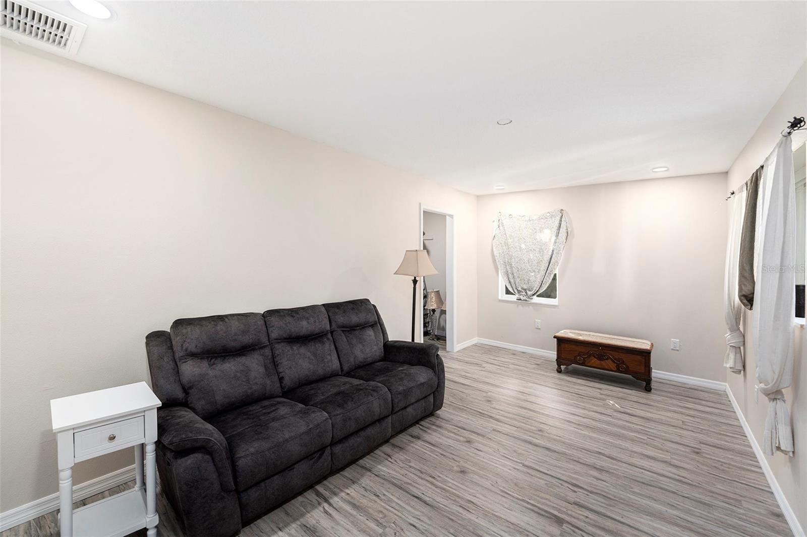 Listing photo id 20 for 516 Crest Avenue