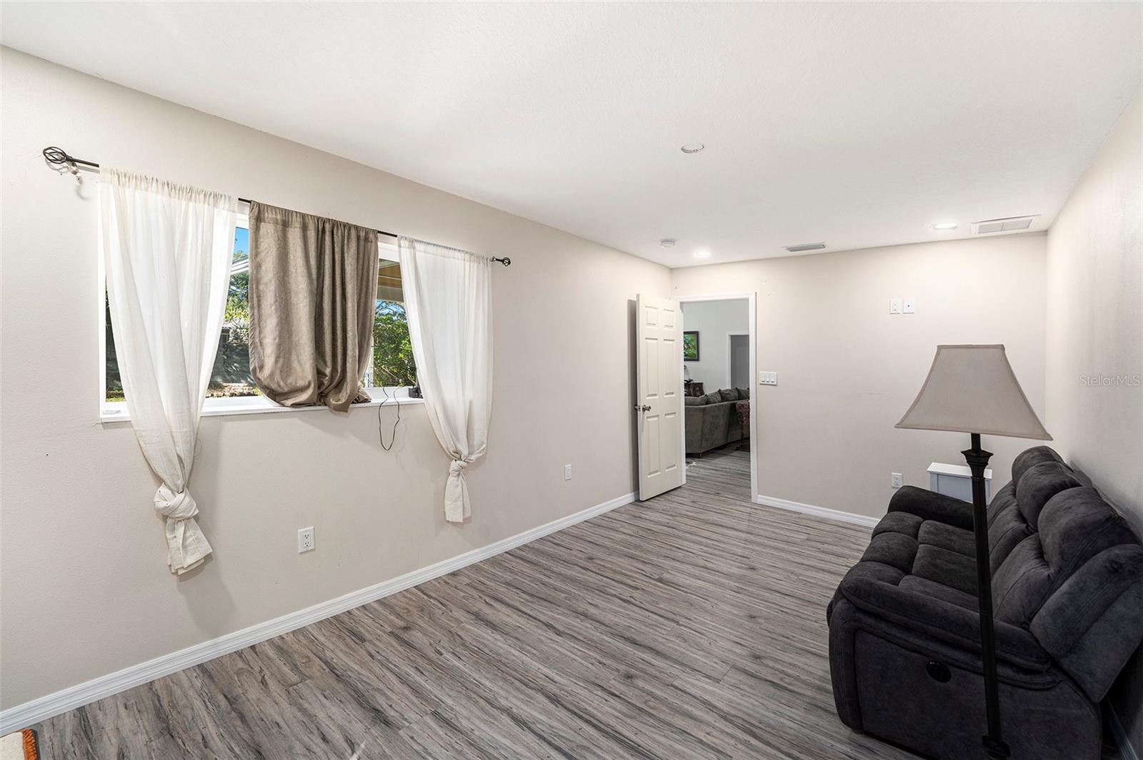 Listing photo id 22 for 516 Crest Avenue