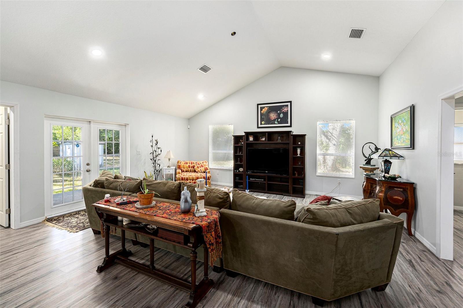 Listing photo id 3 for 516 Crest Avenue