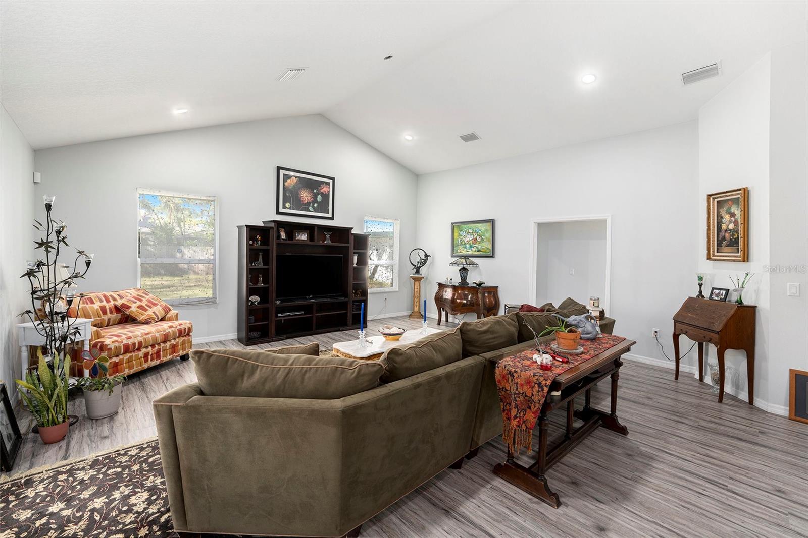 Listing photo id 4 for 516 Crest Avenue