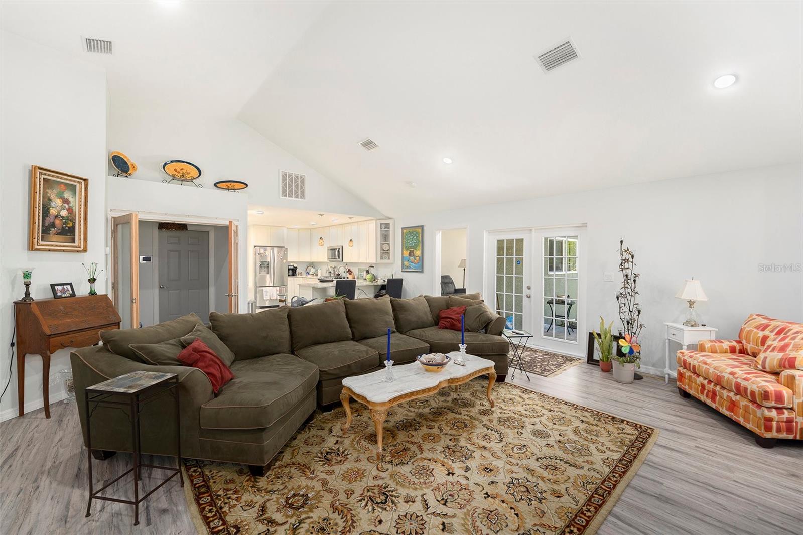 Listing photo id 6 for 516 Crest Avenue