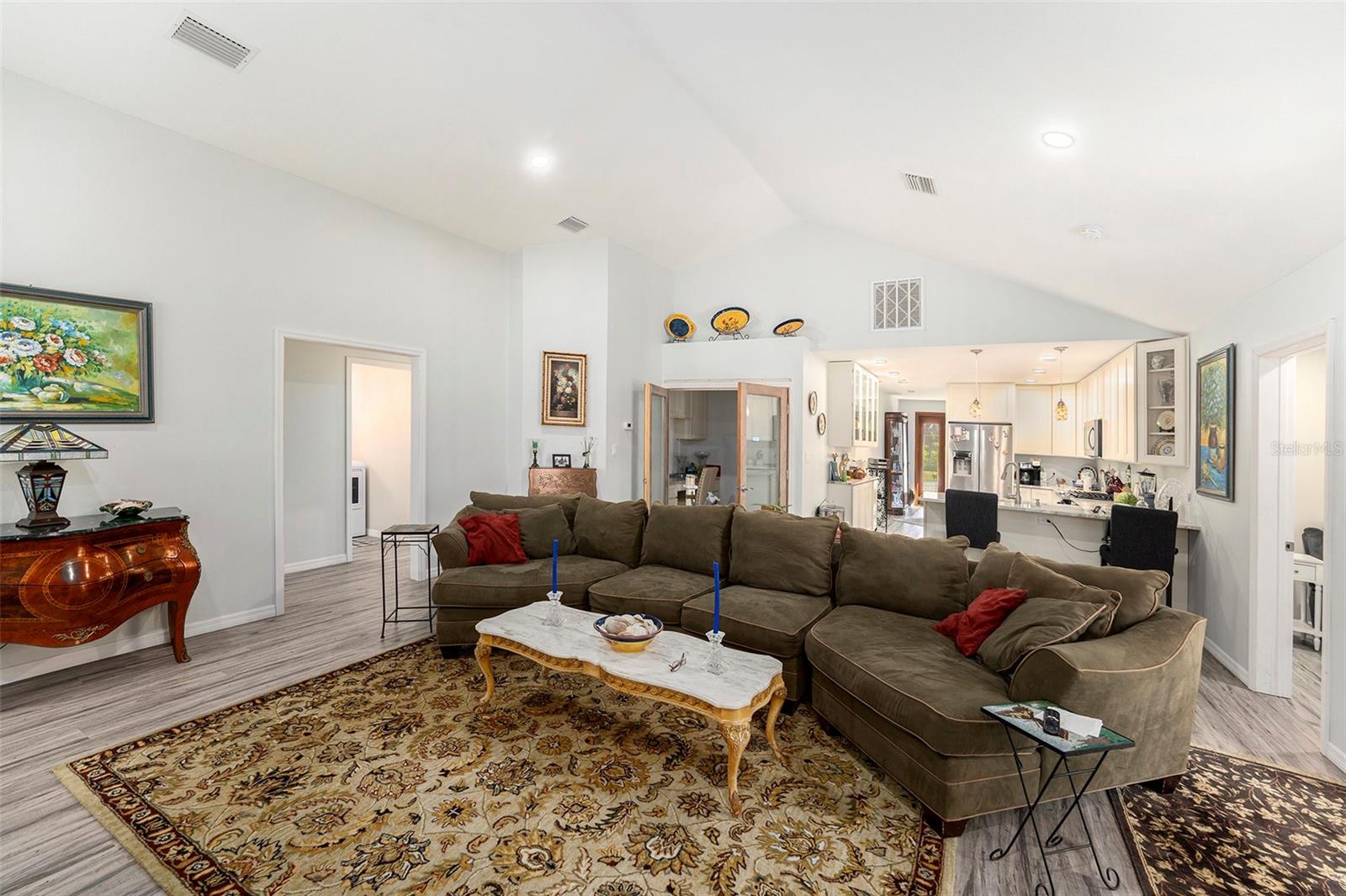 Listing photo id 7 for 516 Crest Avenue