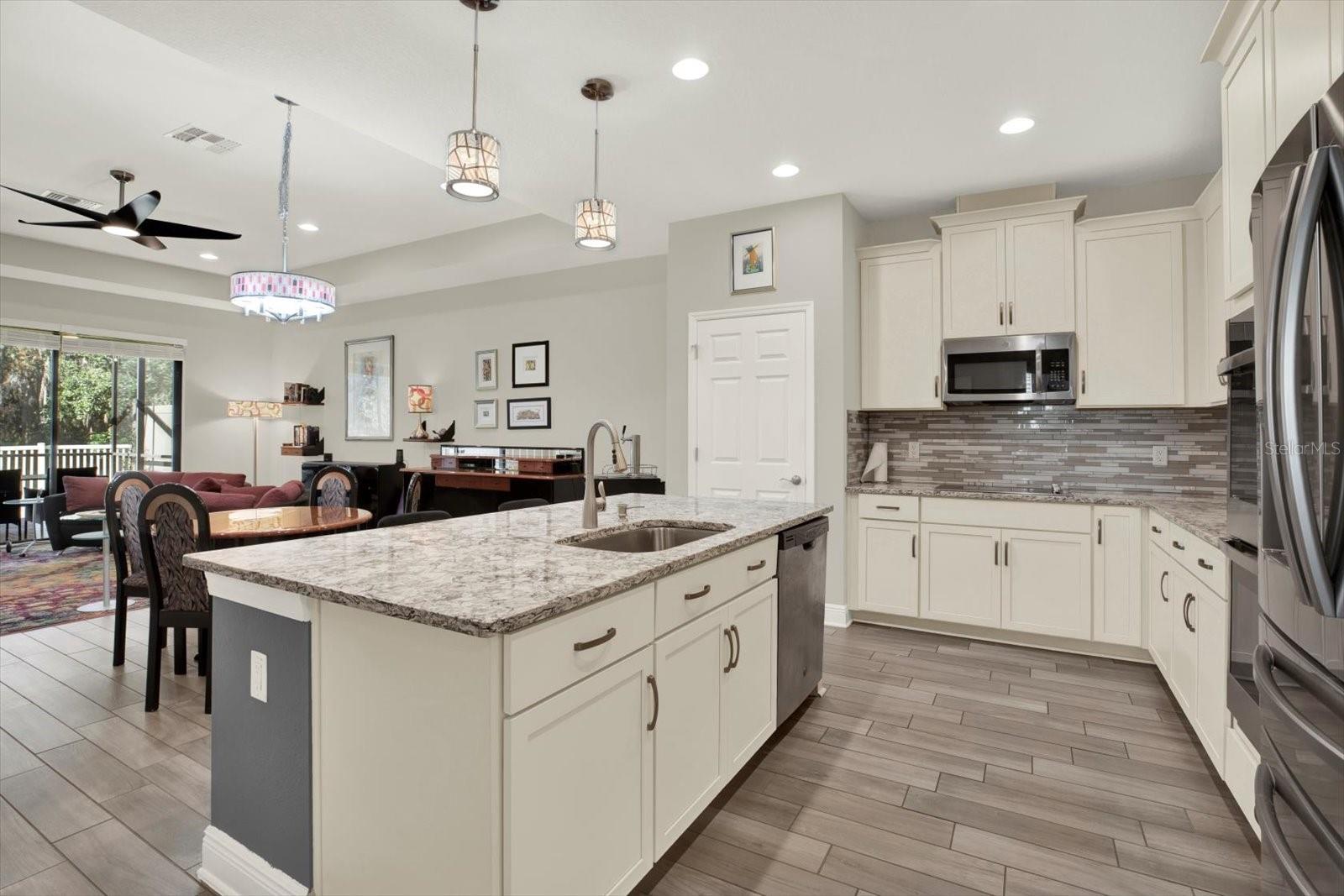 Listing photo id 2 for 19323 Hawk Valley Drive