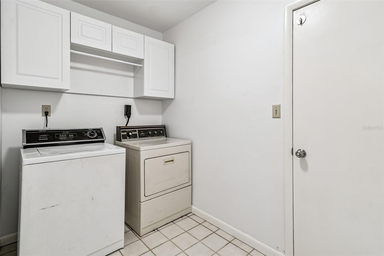 Listing photo id 12 for 3643 Greatwood Court