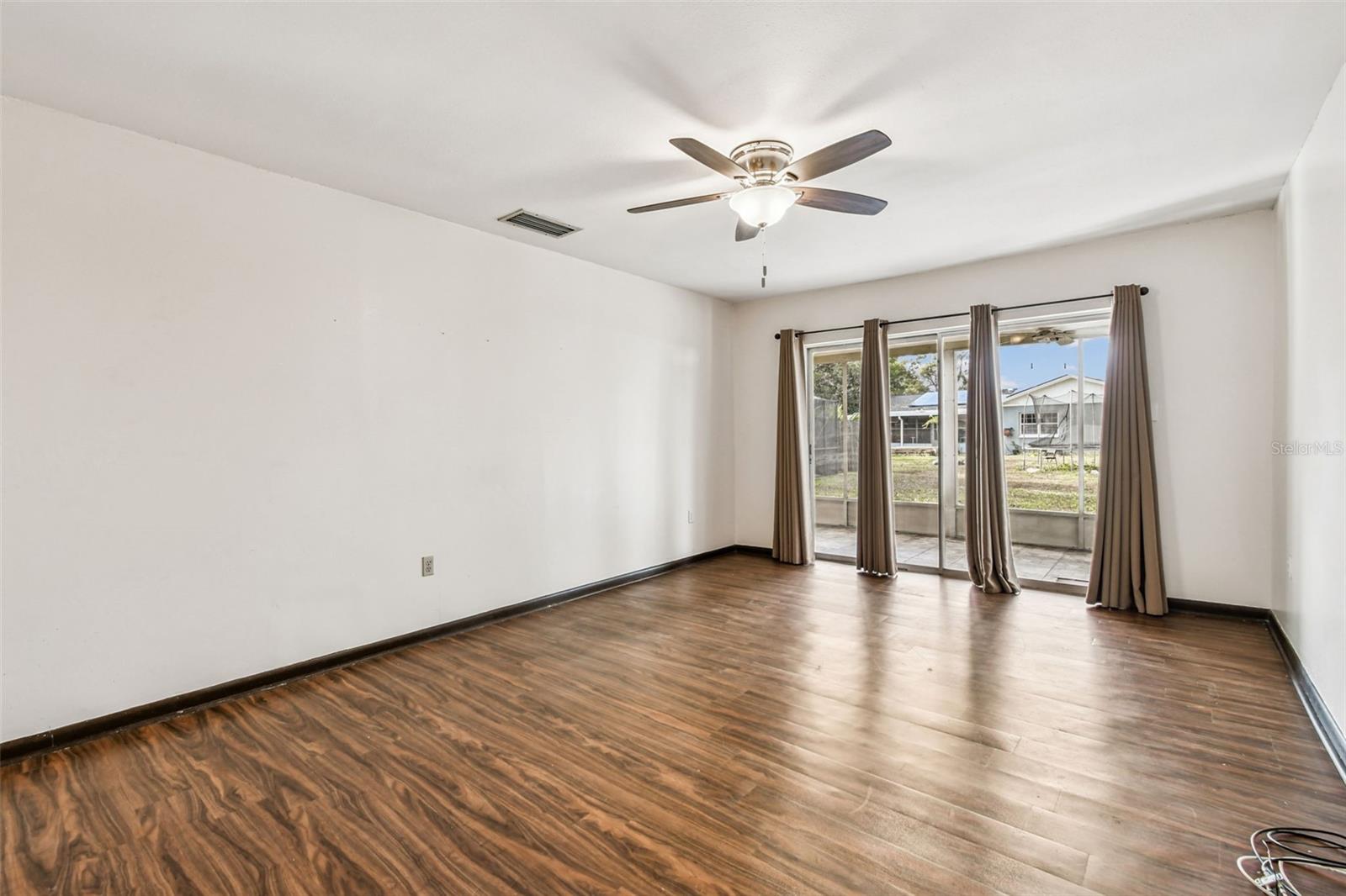 Listing photo id 14 for 3643 Greatwood Court