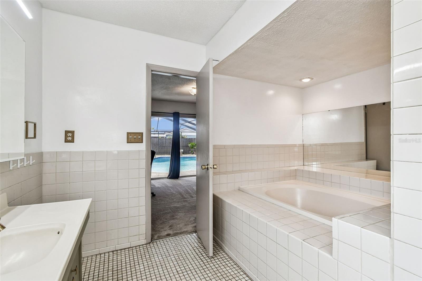 Listing photo id 20 for 3643 Greatwood Court