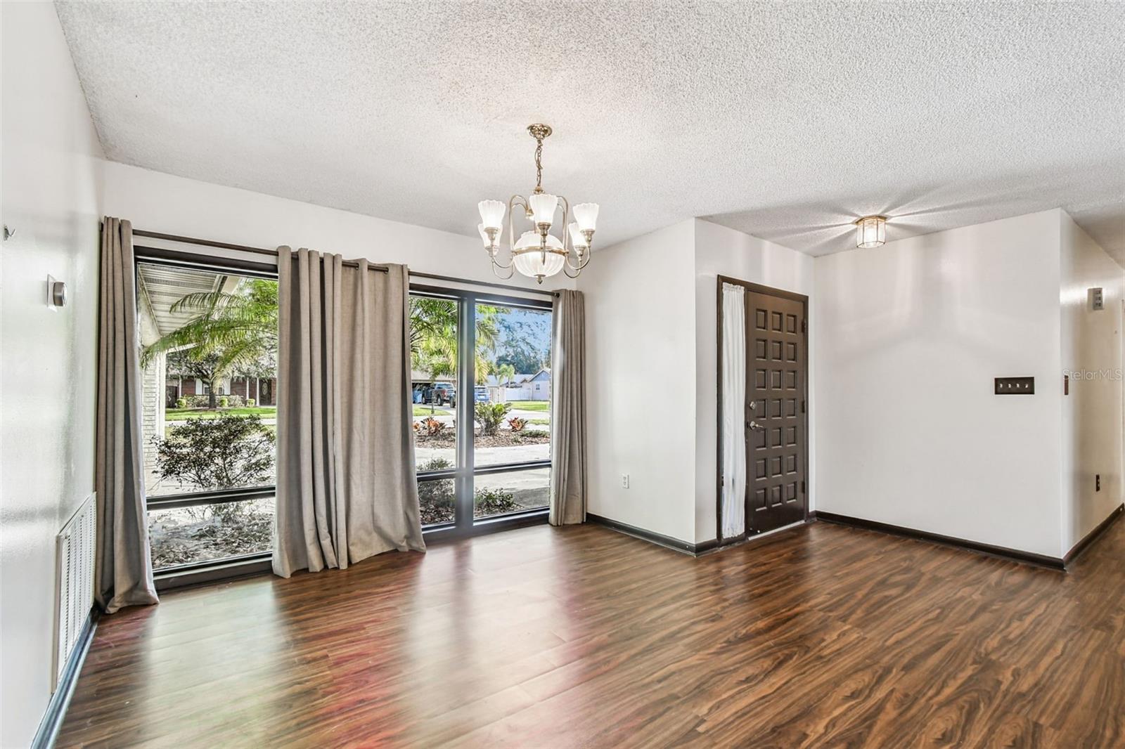 Listing photo id 6 for 3643 Greatwood Court