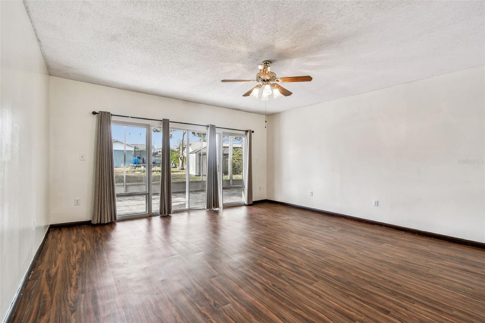 Listing photo id 7 for 3643 Greatwood Court