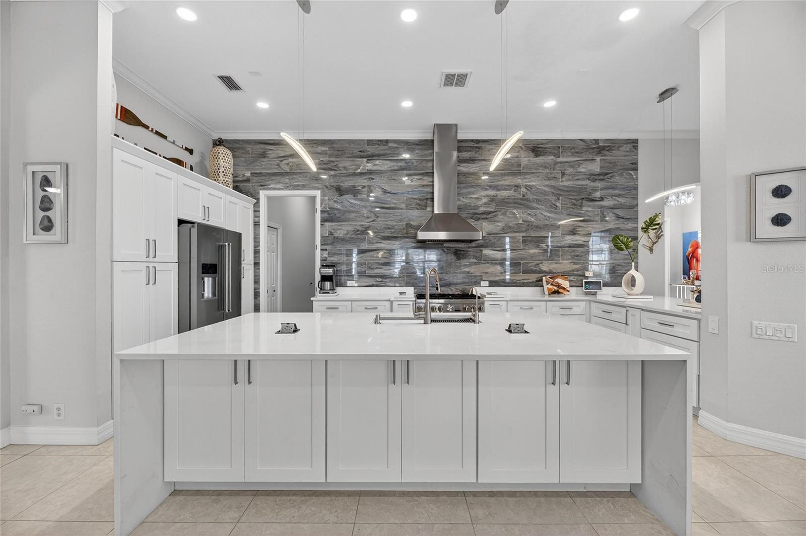 Listing photo id 30 for 719 Islebay Drive