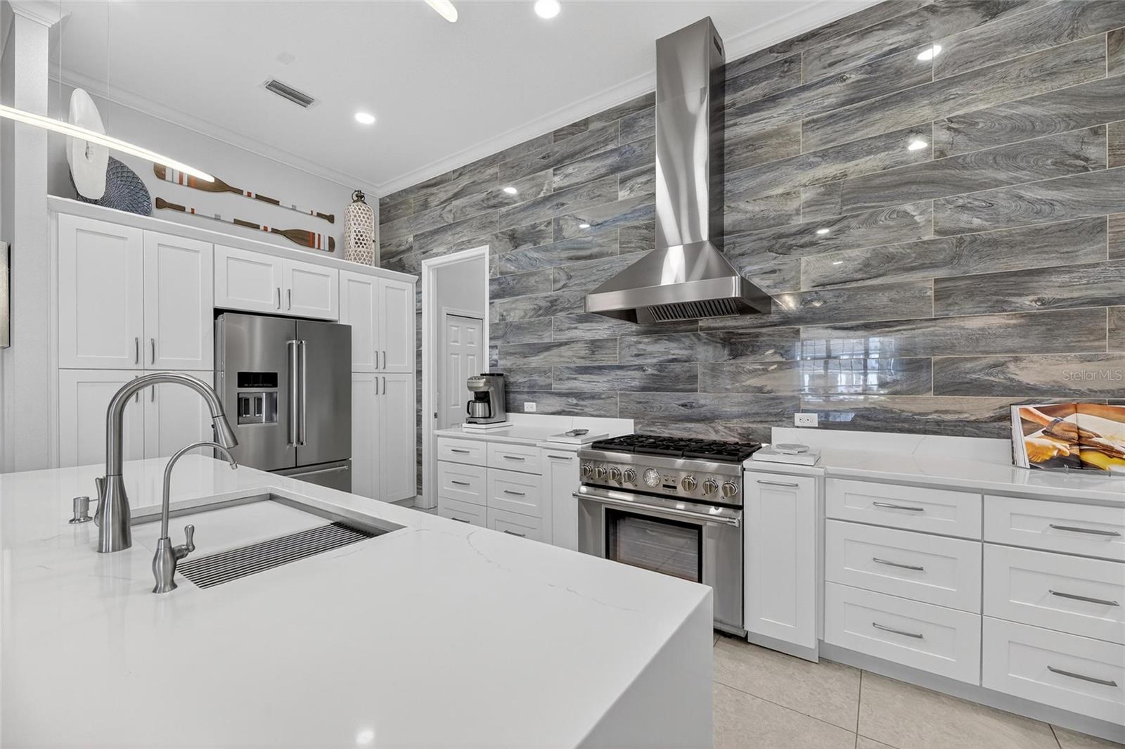 Listing photo id 34 for 719 Islebay Drive