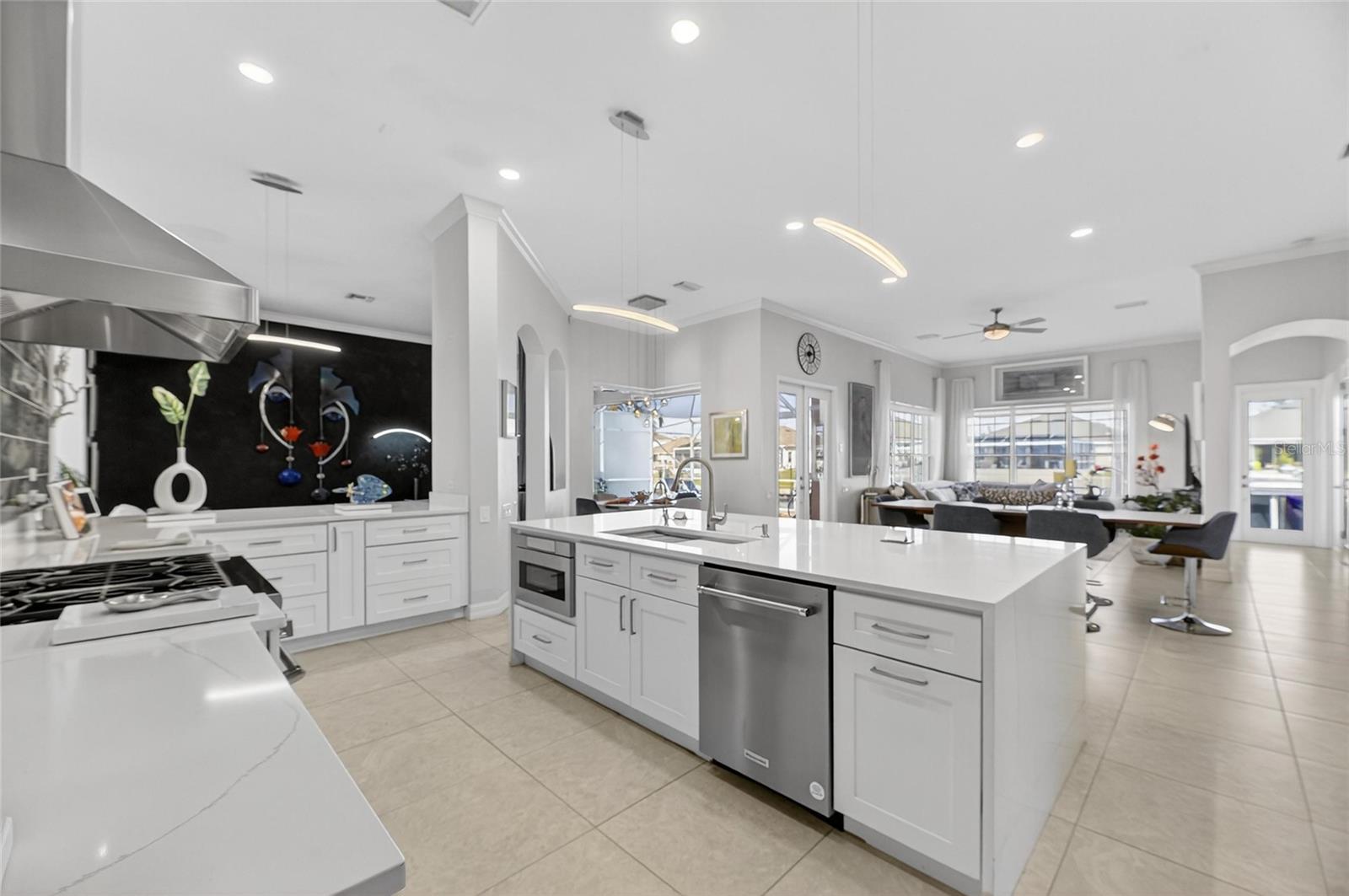 Listing photo id 35 for 719 Islebay Drive