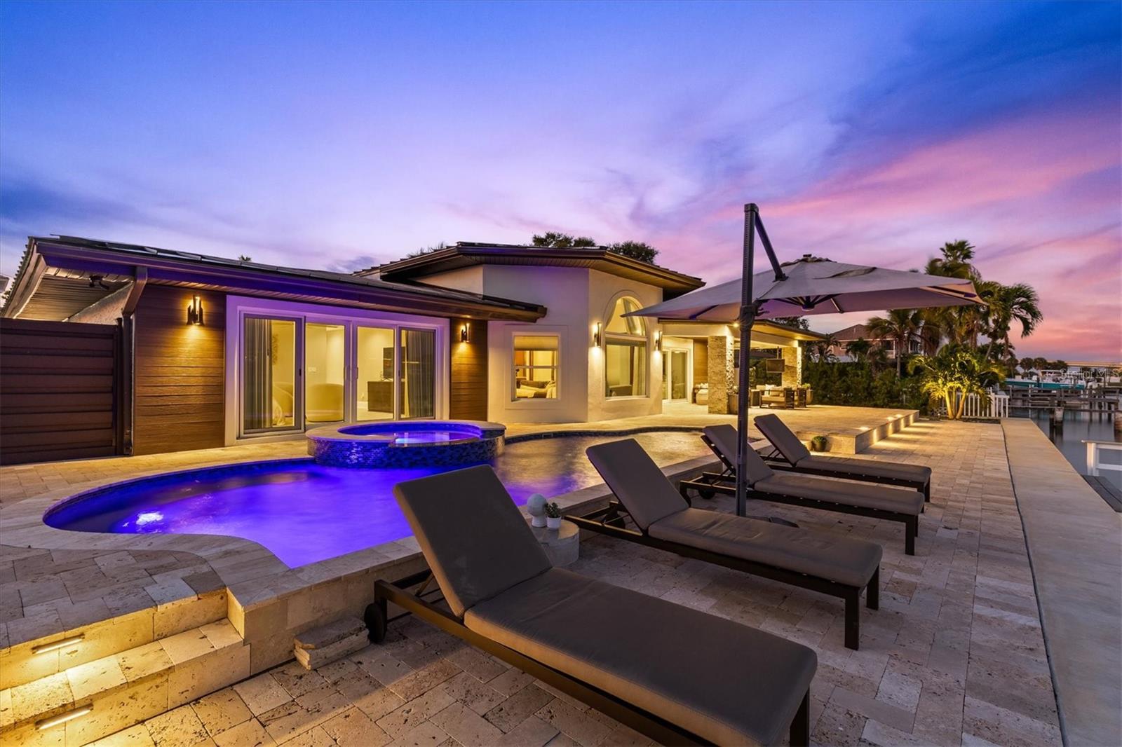 Listing photo id 3 for 215 Driftwood Lane