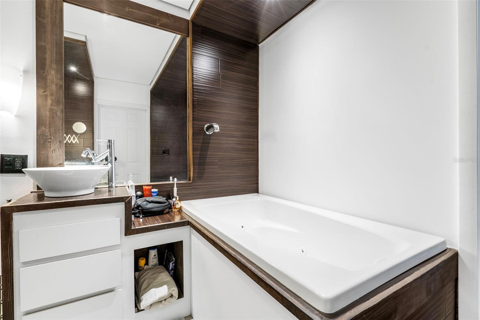 Image 31 of 43 For 2406 Meadowbrook Drive