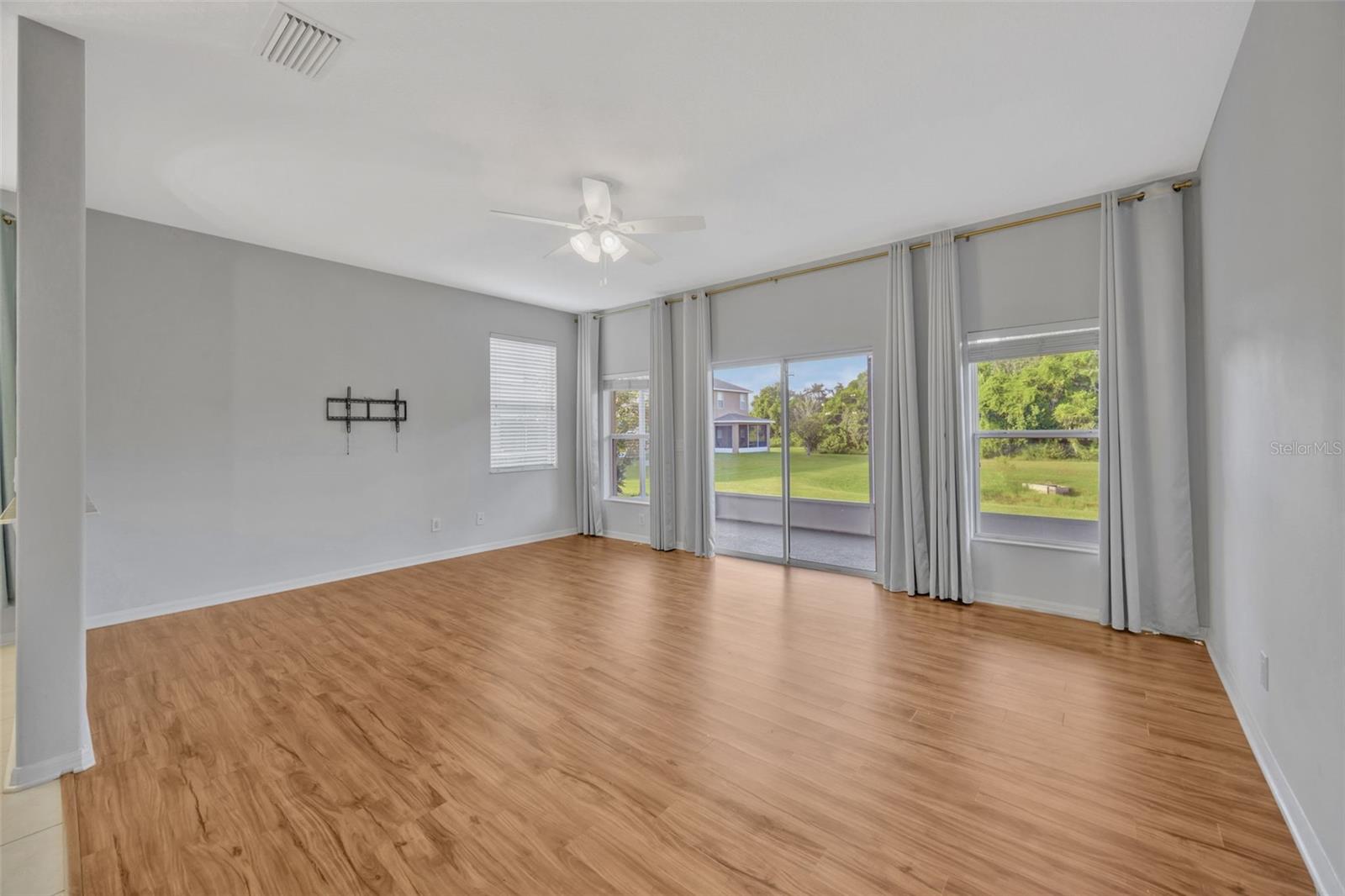 Image 16 of 54 For 10414 Tulip Field Way