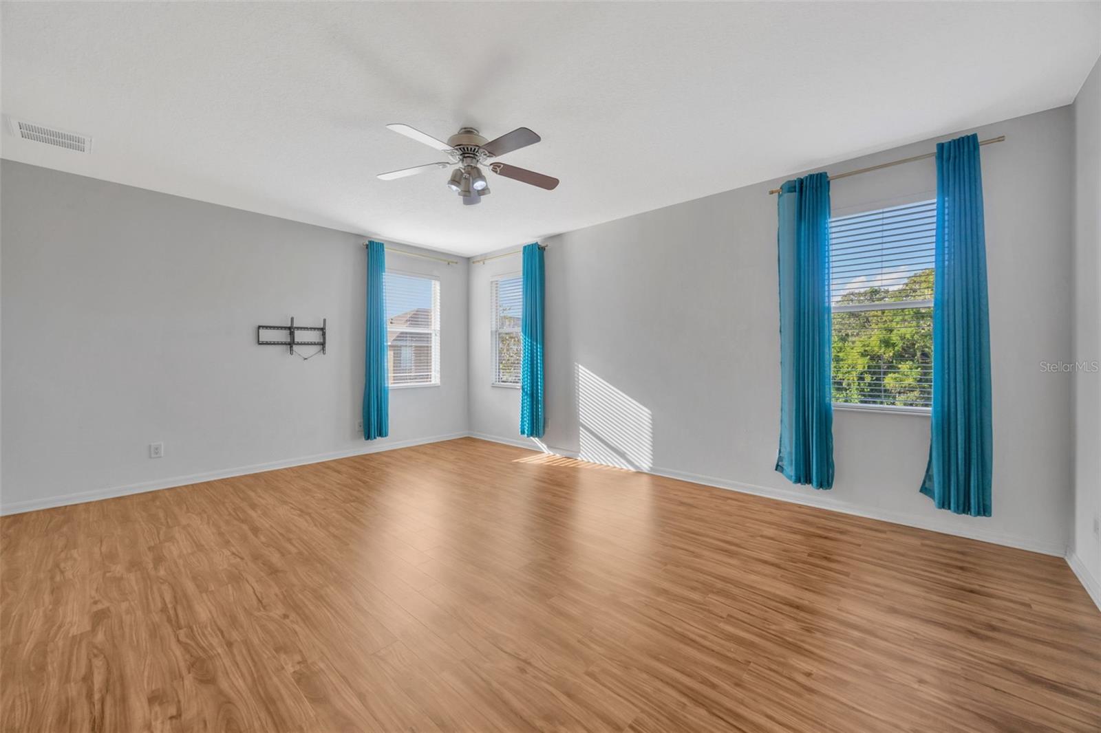 Image 21 of 54 For 10414 Tulip Field Way