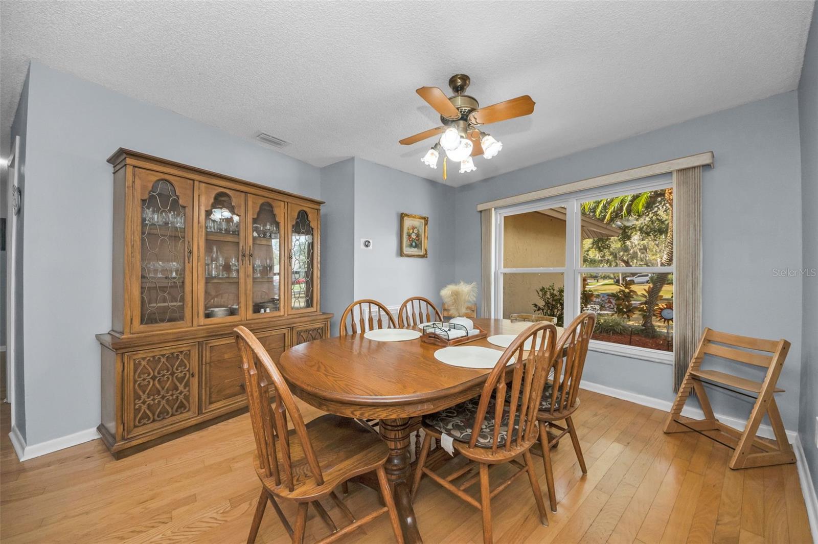 Image 19 of 62 For 415 Bayfield Drive