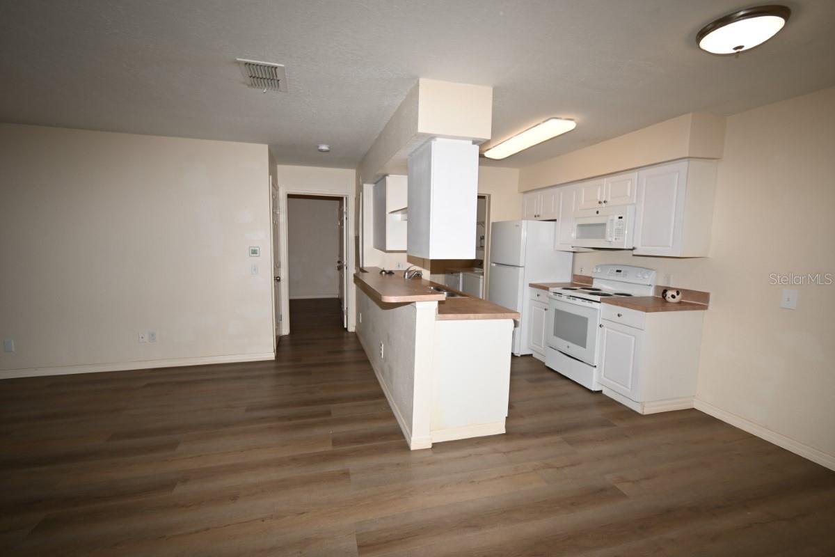 Listing photo id 8 for 36047 Deer Creek Drive 102