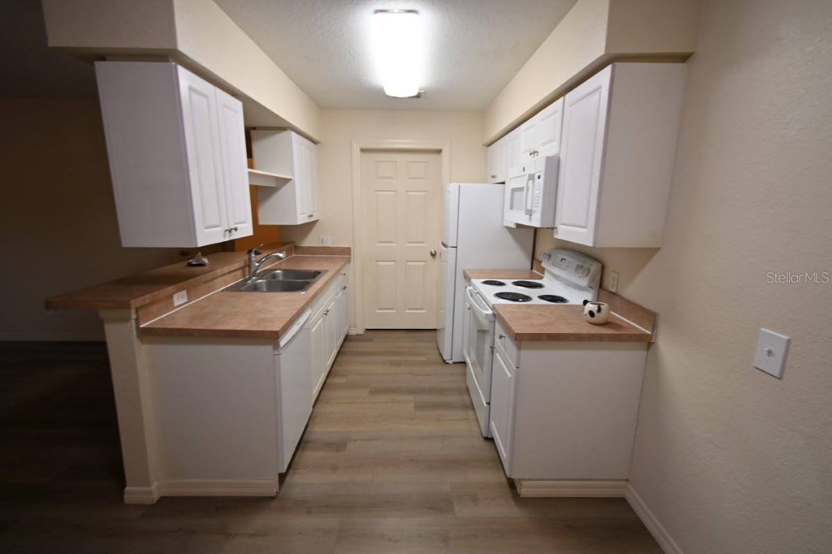 Listing photo id 7 for 36047 Deer Creek Drive 102