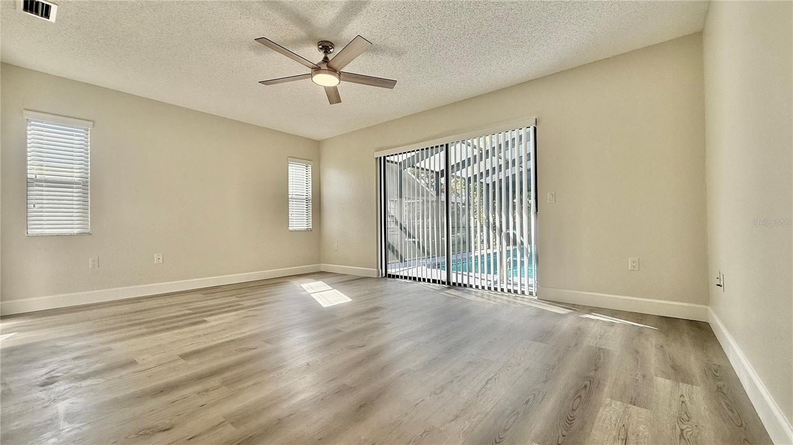 Image 20 of 40 For 18917 Parade Road