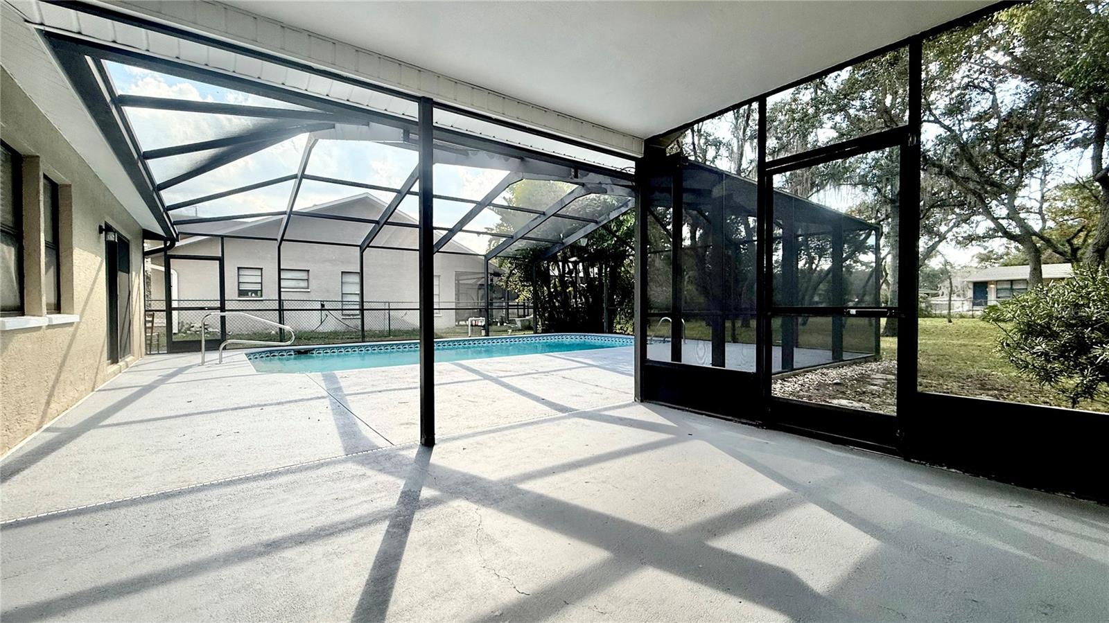 Image 32 of 40 For 18917 Parade Road