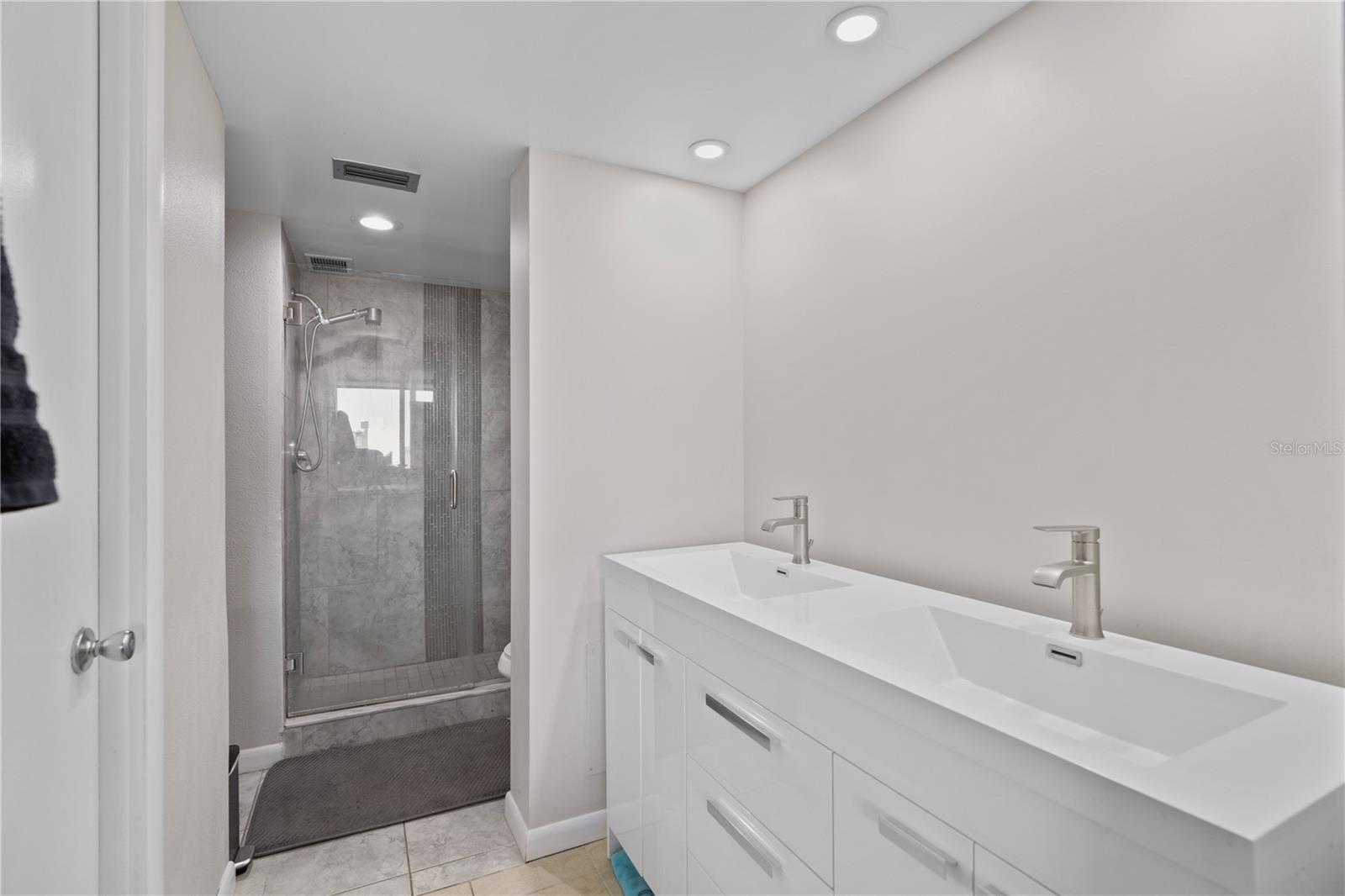 Image 11 of 13 For 2621 Cove Cay Drive 804