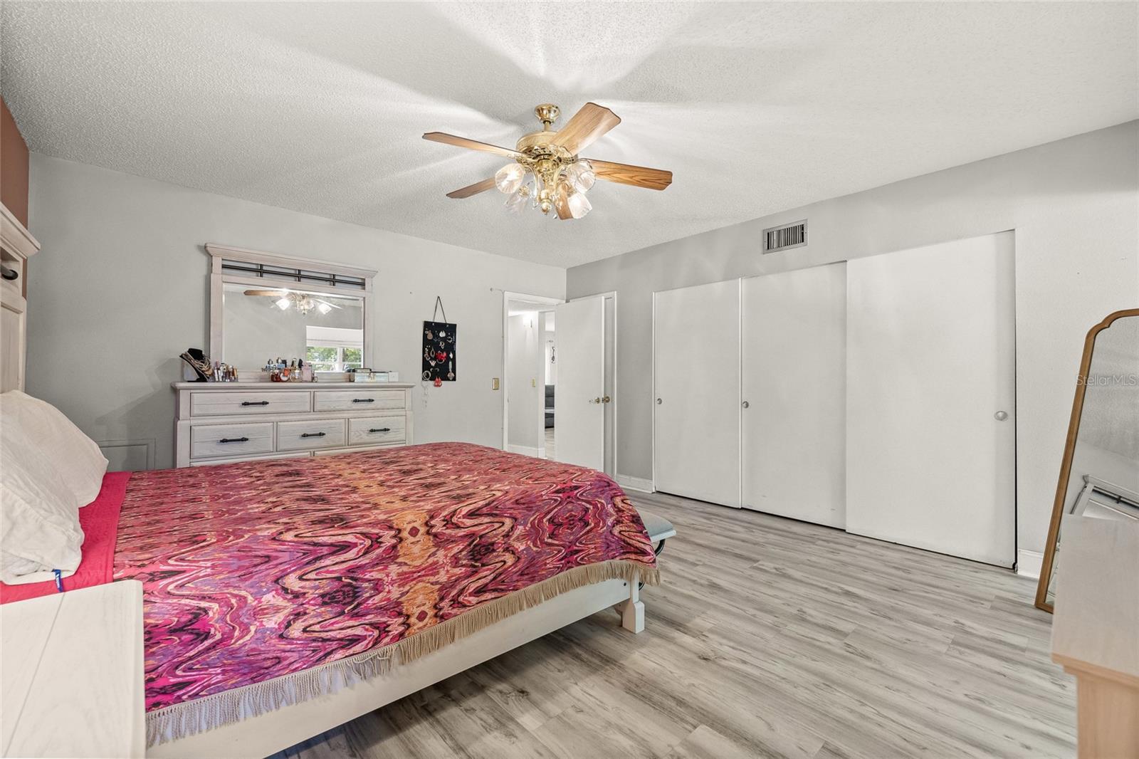 Image 20 of 42 For 2416 World Parkway Boulevard 26