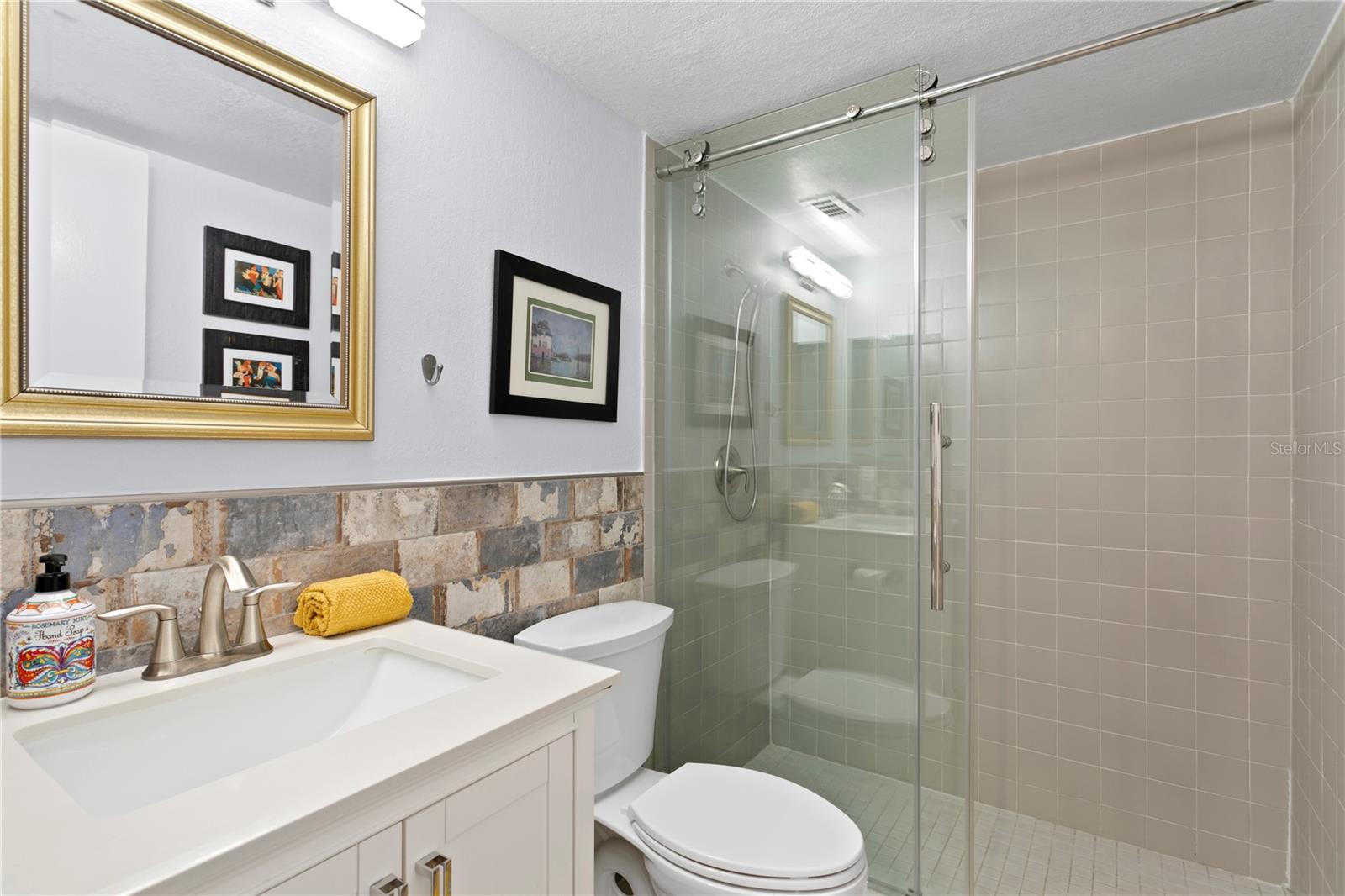 Image 26 of 42 For 201 Laurel Street 212