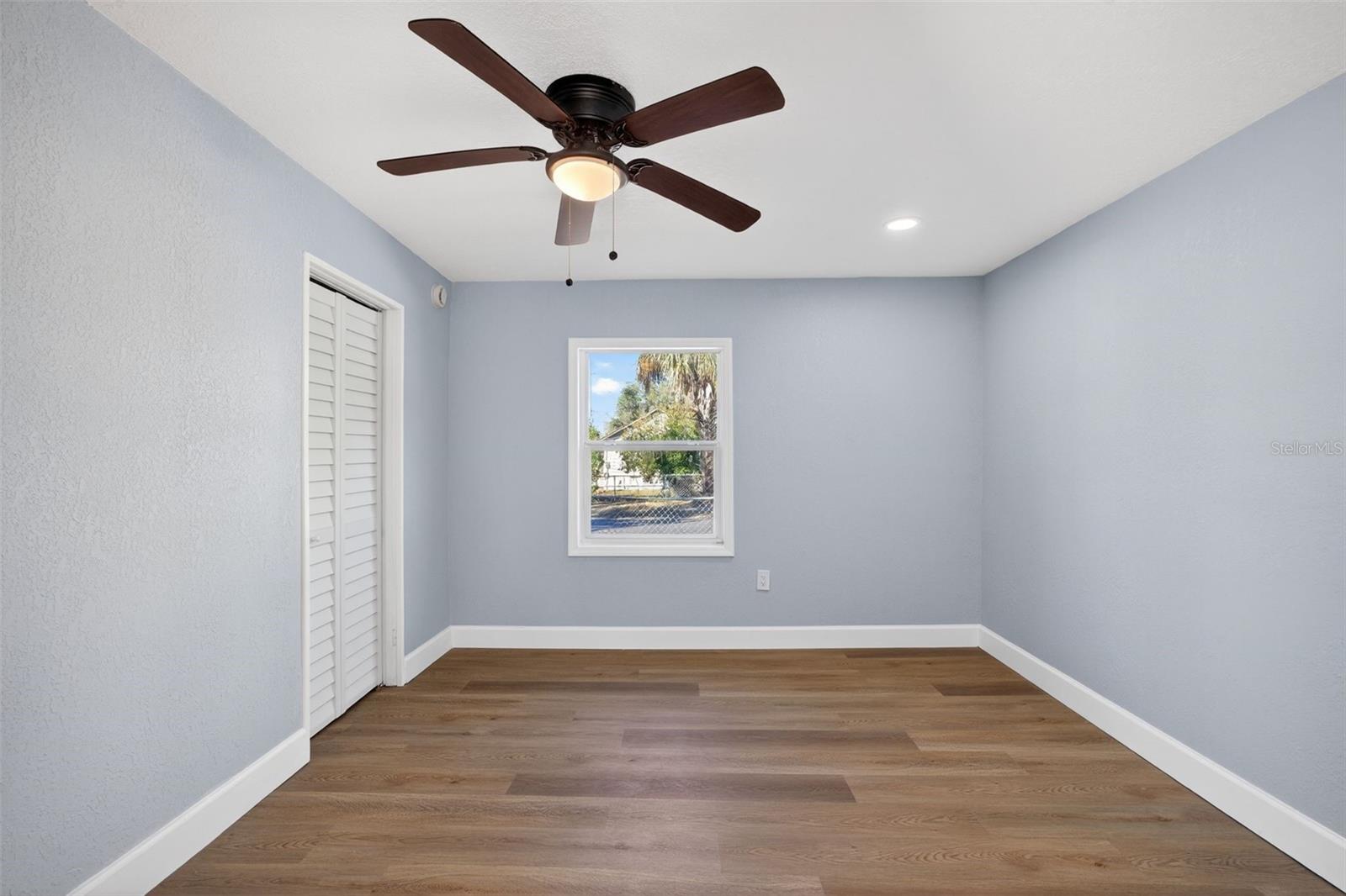 Listing photo id 11 for 806 Whitehurst Road