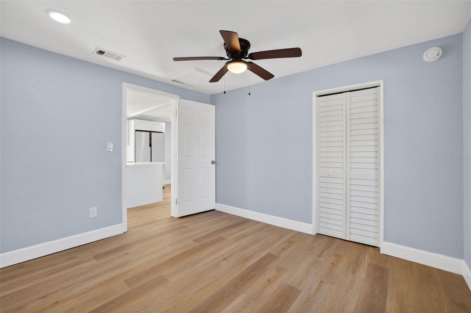 Listing photo id 12 for 806 Whitehurst Road