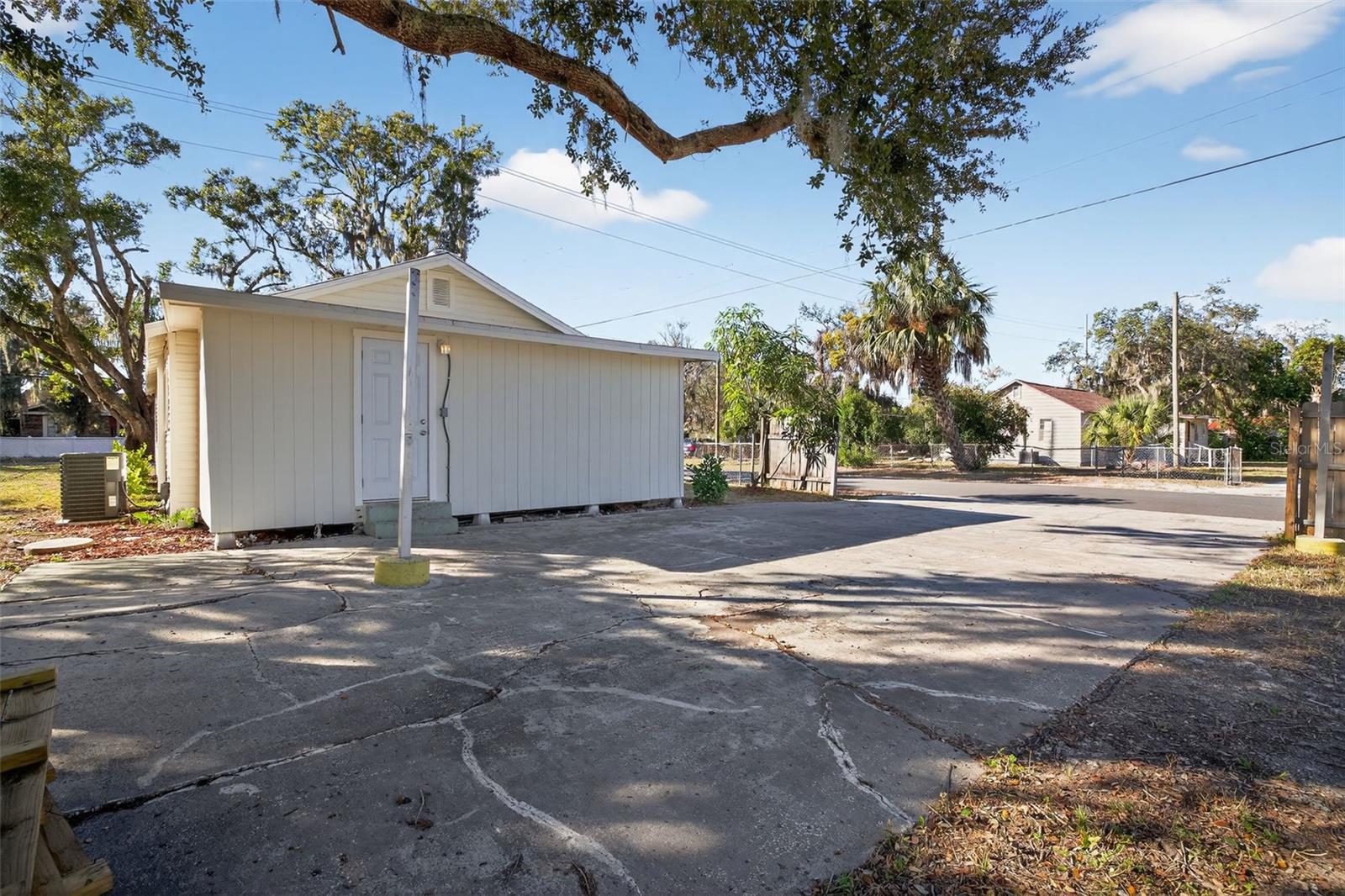 Listing photo id 16 for 806 Whitehurst Road