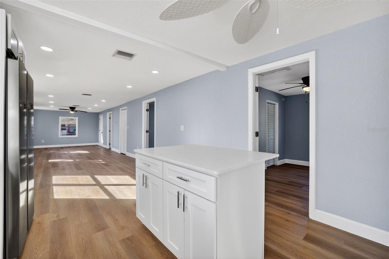 Listing photo id 5 for 806 Whitehurst Road