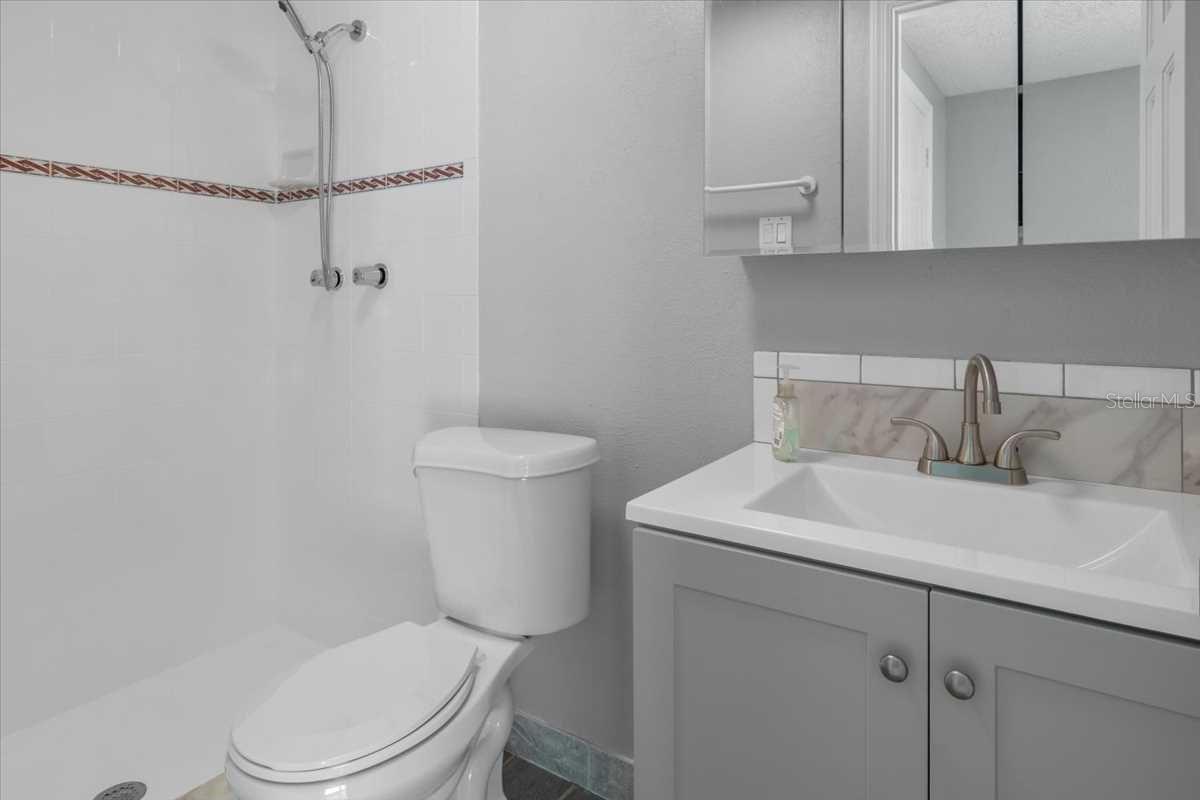 Image 16 of 21 For 5611 Burlington Avenue N