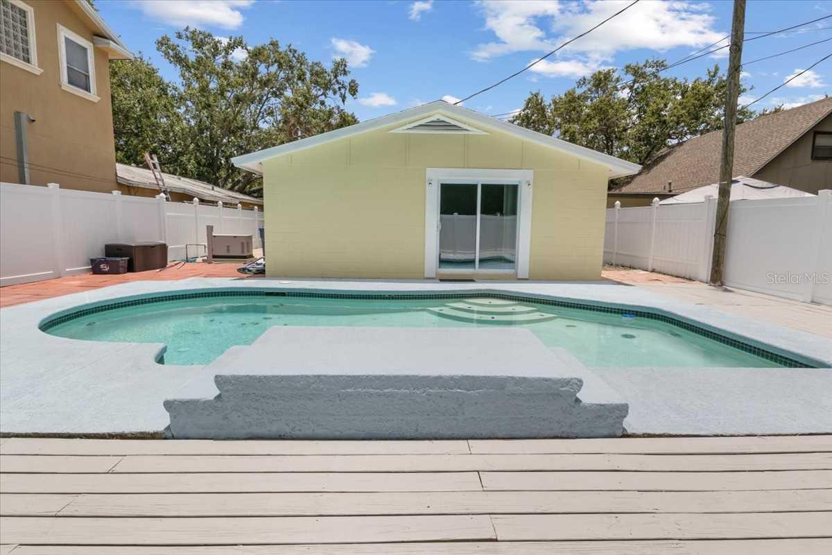 Image 18 of 21 For 5611 Burlington Avenue N