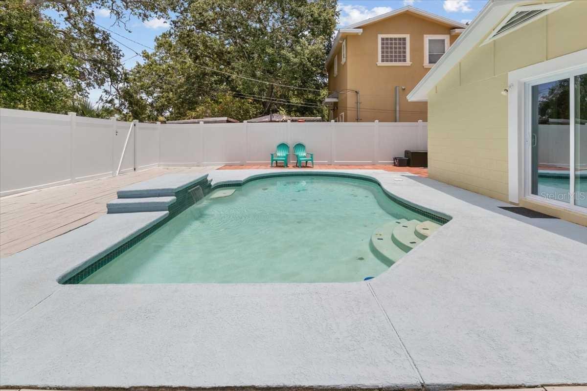 Image 19 of 21 For 5611 Burlington Avenue N