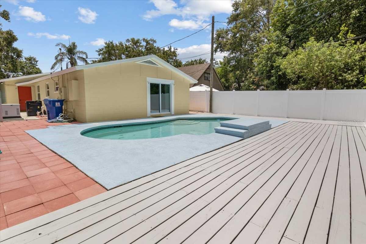 Image 20 of 21 For 5611 Burlington Avenue N