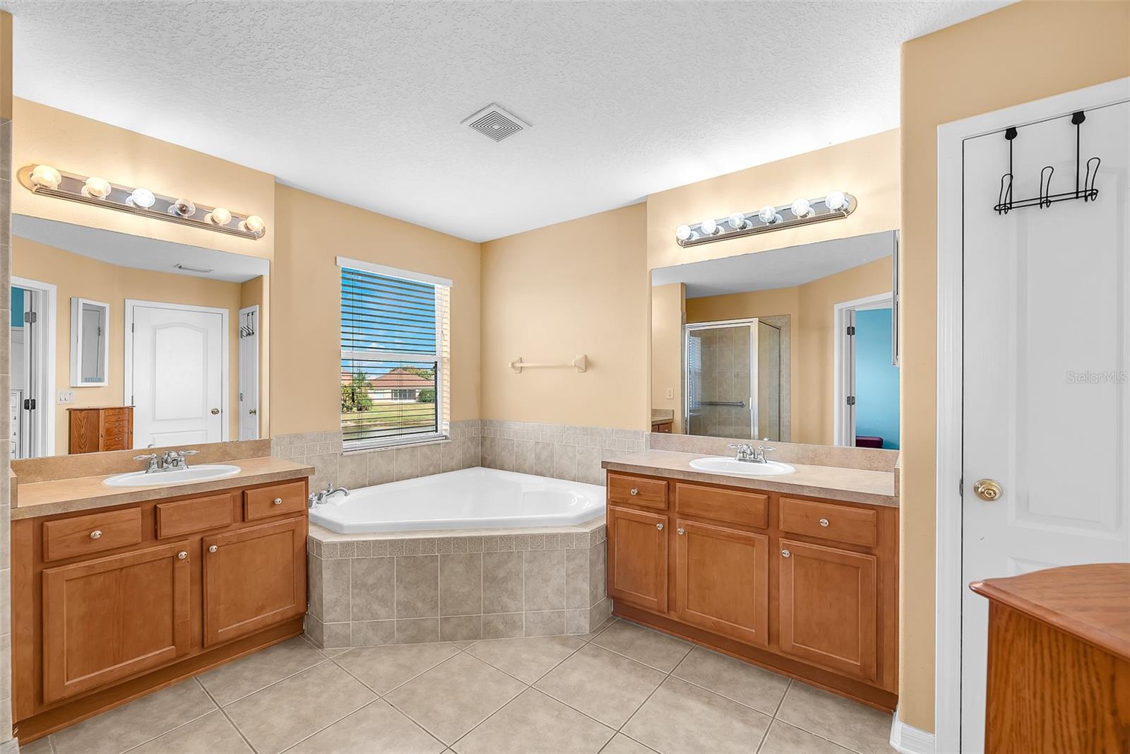 Listing photo id 25 for 608 Washita Stone Drive