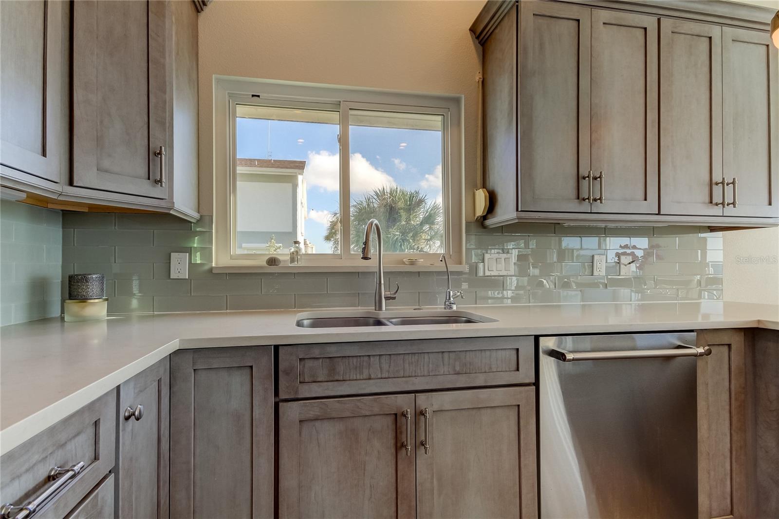 Listing photo id 11 for 1401 Gulf Boulevard 205