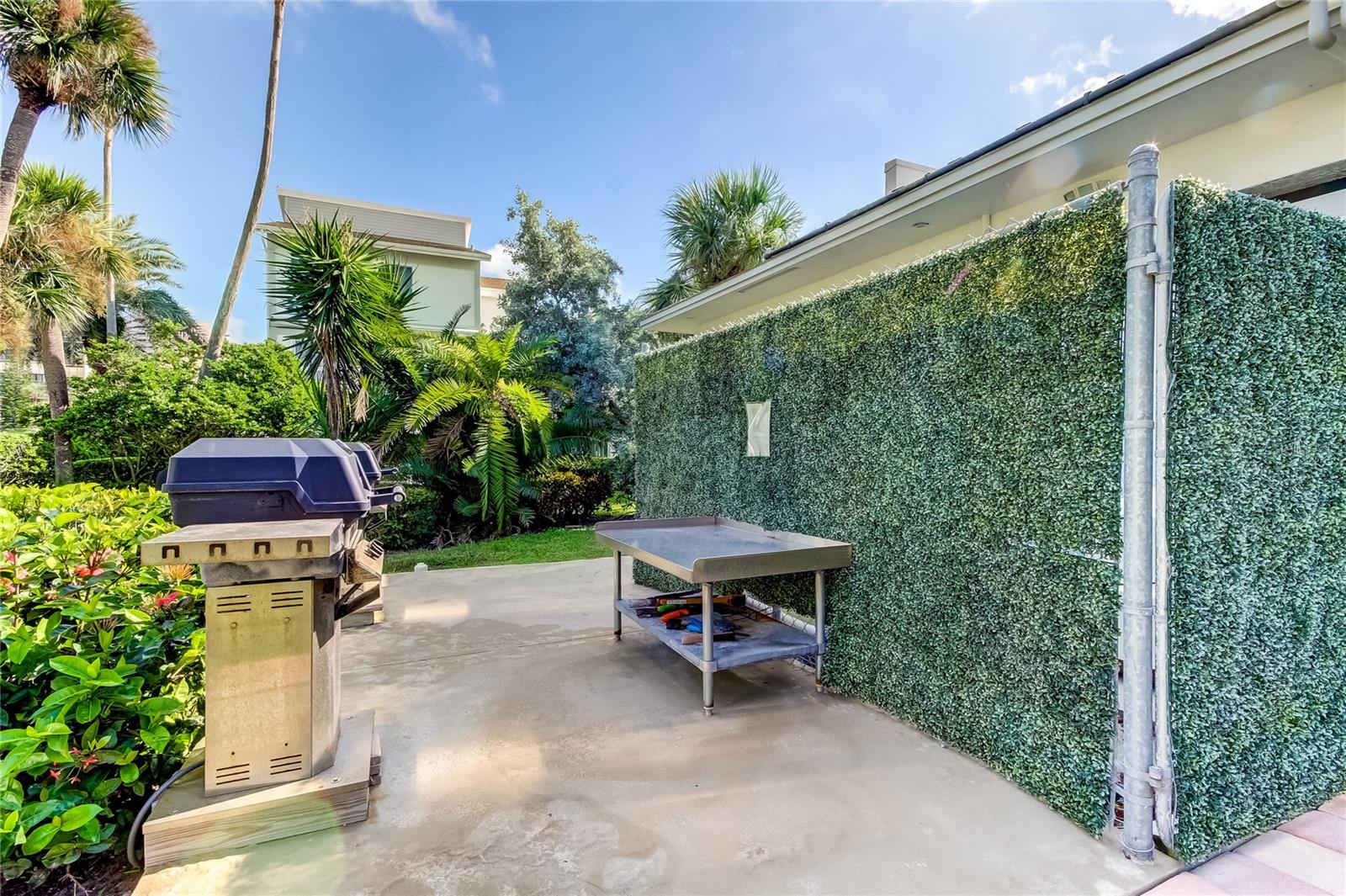 Listing photo id 32 for 1401 Gulf Boulevard 205