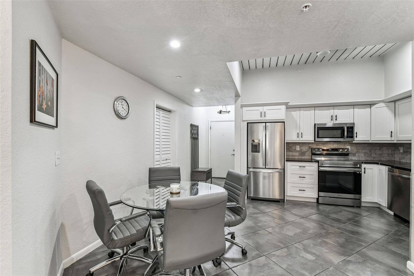 Image 12 of 43 For 2421 Horatio Street 818