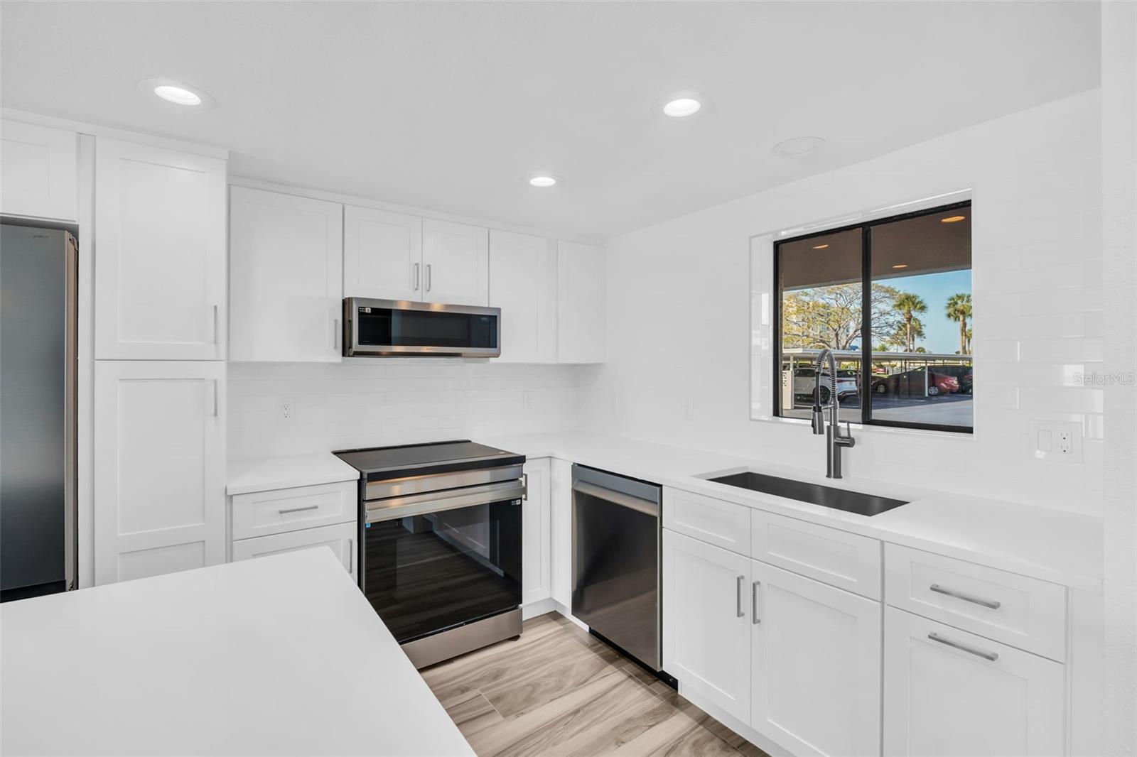 Image 8 of 42 For 825 Gulfview Boulevard 106