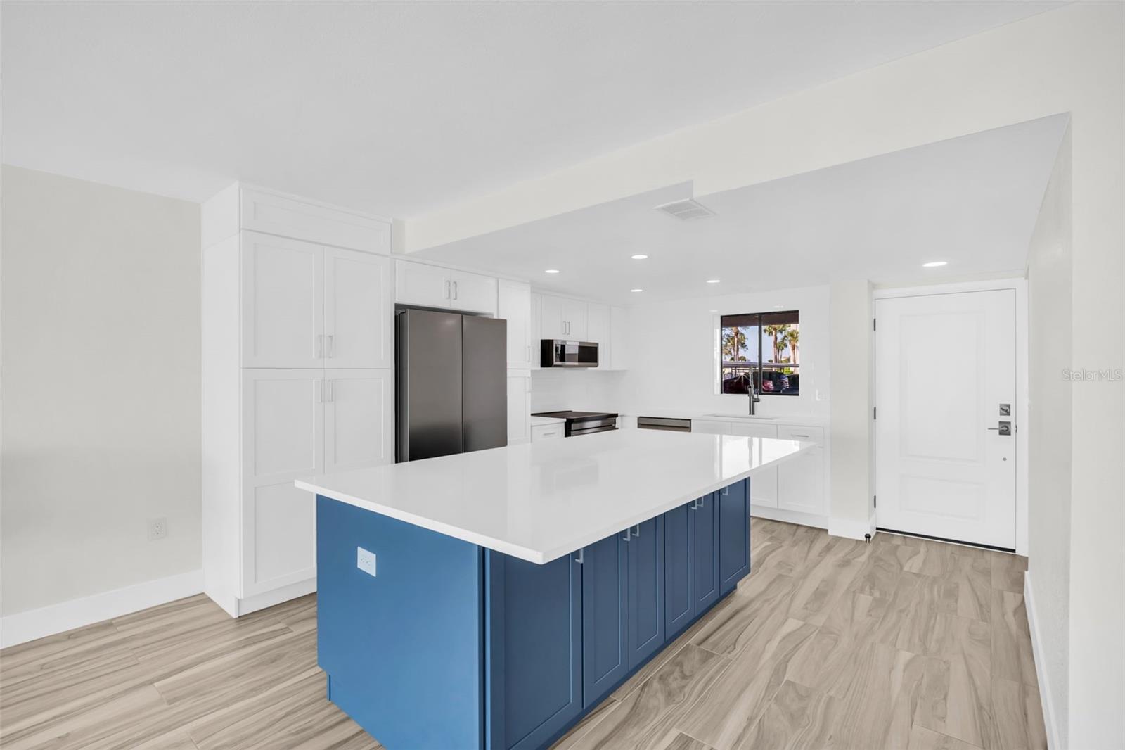 Image 9 of 42 For 825 Gulfview Boulevard 106