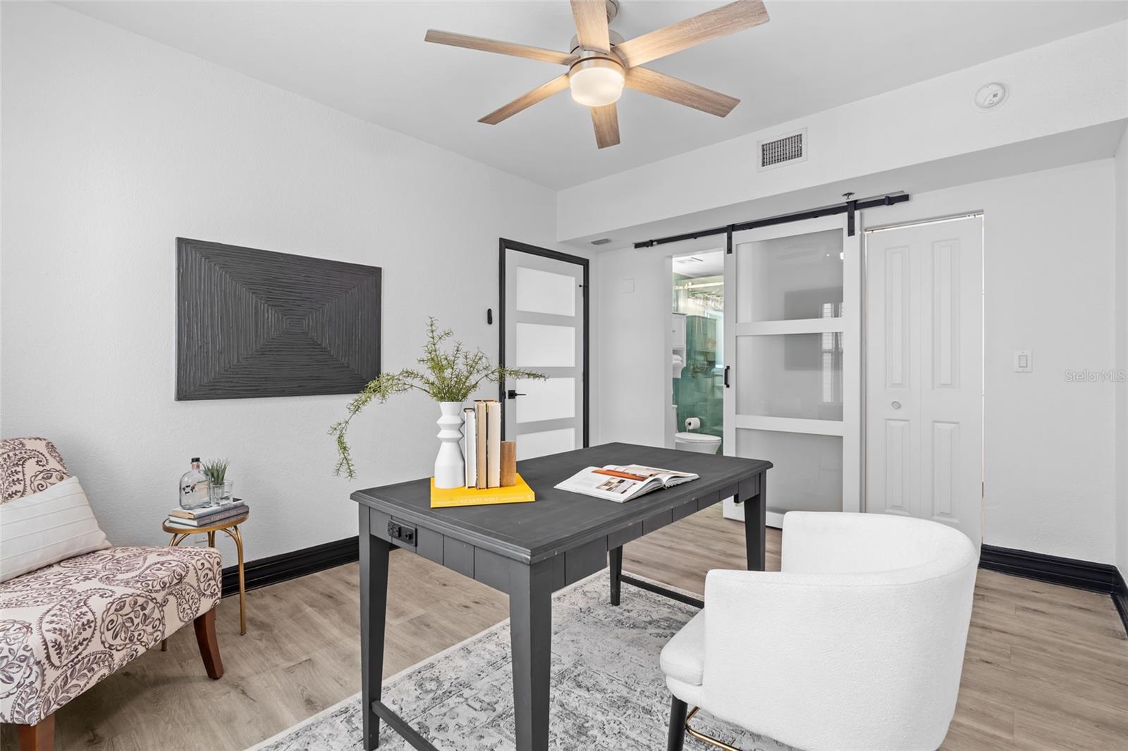 Image 17 of 30 For 219 4th Avenue N 201