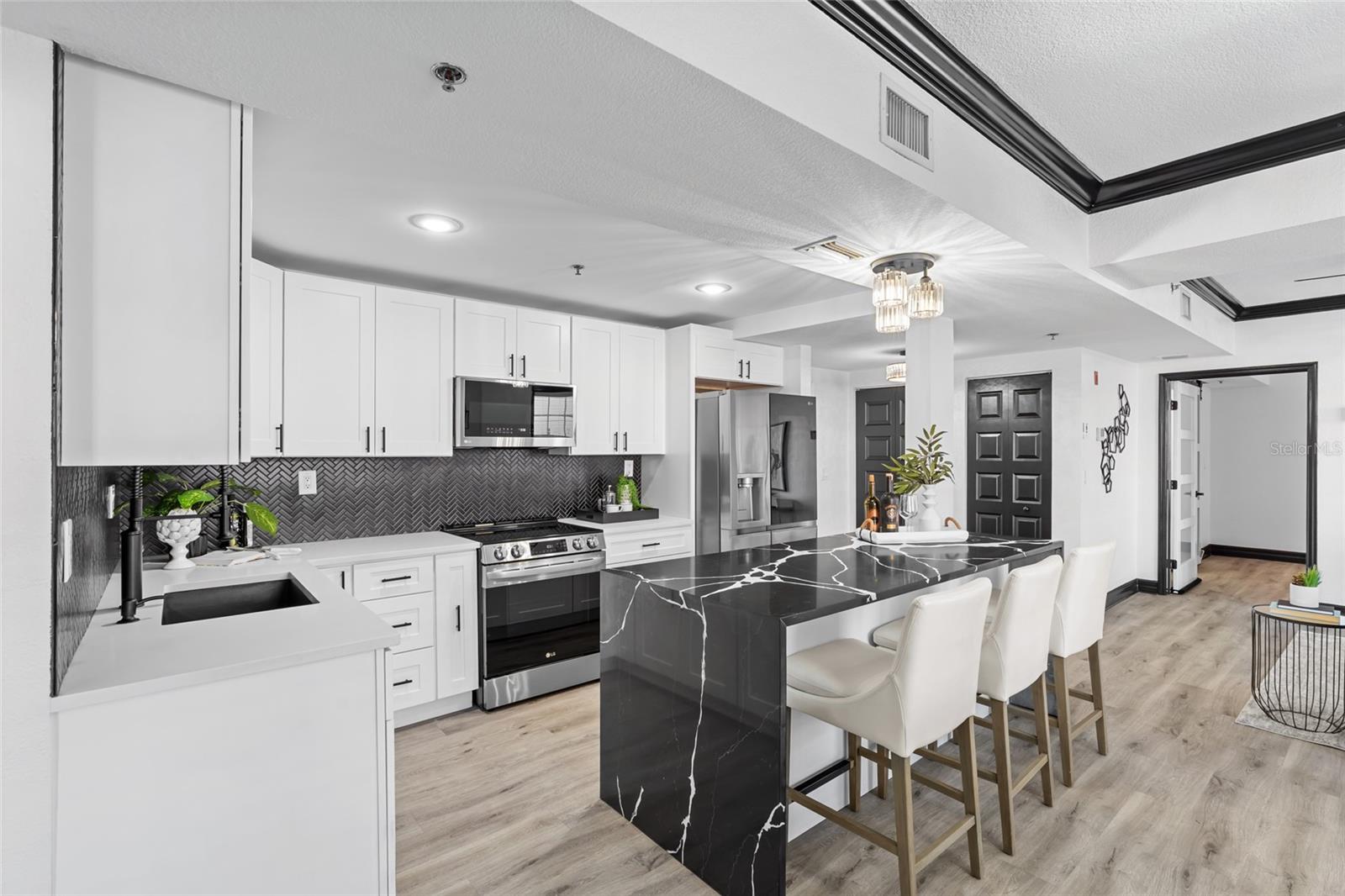 Image 8 of 30 For 219 4th Avenue N 201