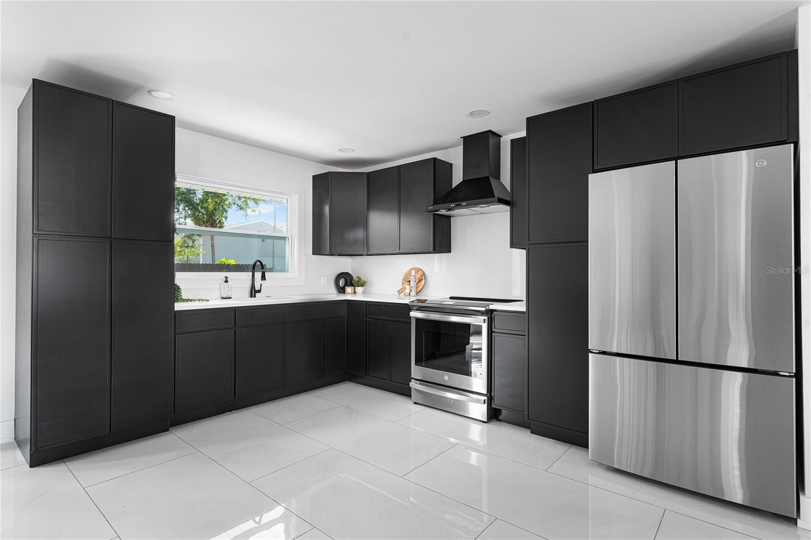 Listing photo id 11 for 4808 Bay Court Avenue