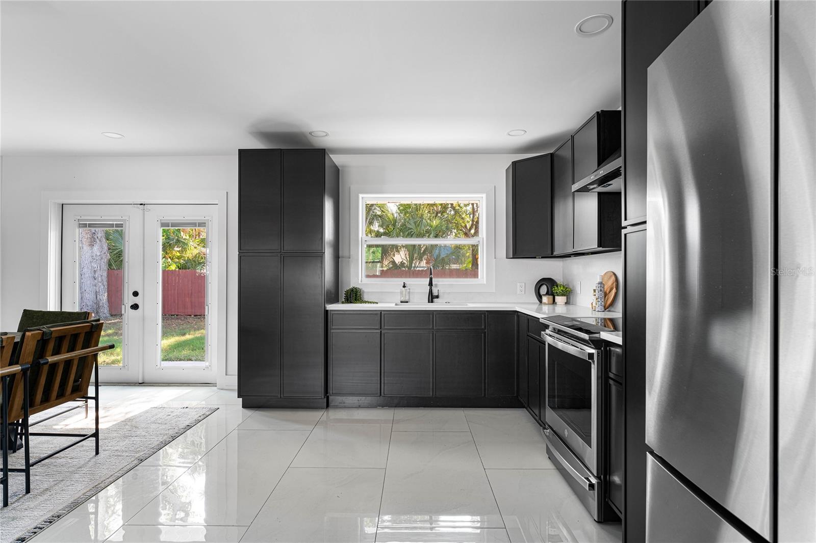 Listing photo id 12 for 4808 Bay Court Avenue