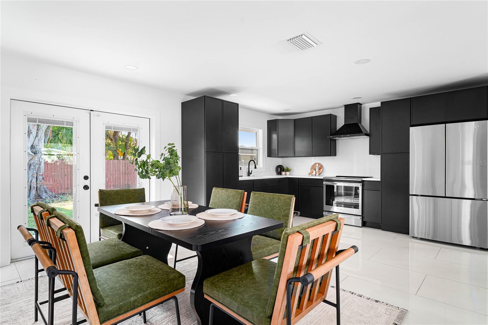 Listing photo id 16 for 4808 Bay Court Avenue